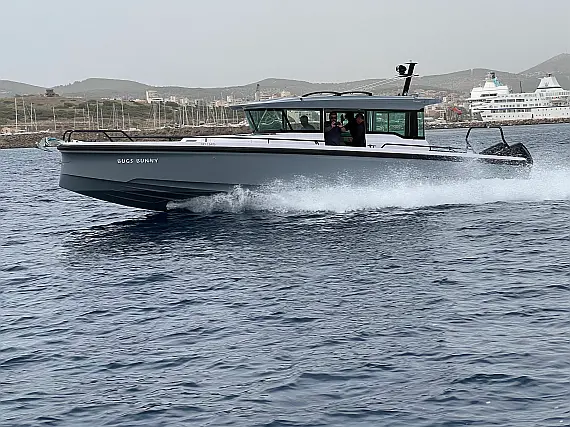 Axopar 37 XC Cross Cabin